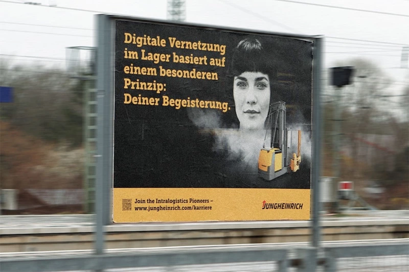 Gezeigt wird ein Jungheinrich Werbeplakat an einer großen Werbetafel am Banhgleis.