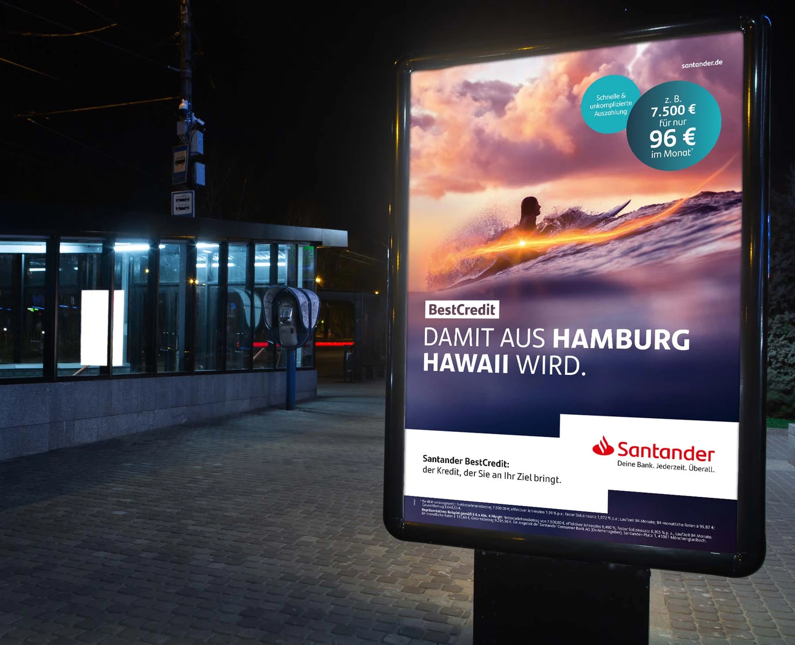 Santander Werbung auf einer kleinen Werbetafel im Dunkeln. 
