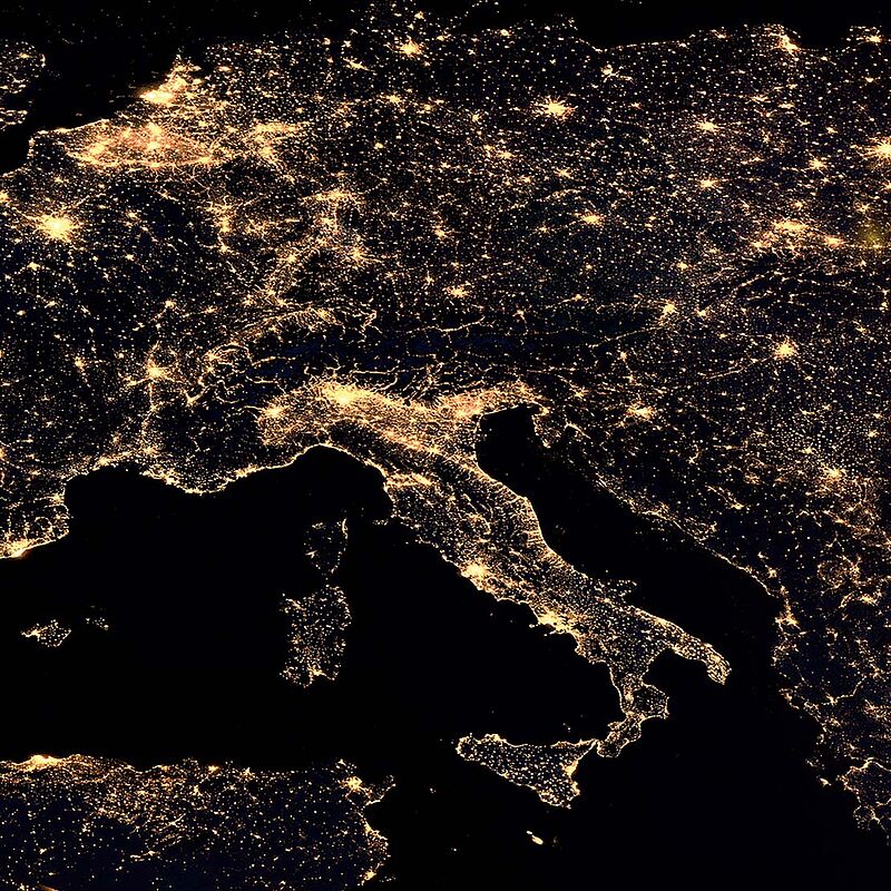 Das Bild zeigt geographisch Europa von oben, jedoch sind die Länder nur schemenhaft als Lichter dargestellt.